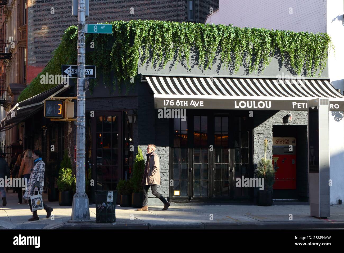 Loulou Petit Bistro, 176 8. Avenue, New York. NYC-Schaufensterfoto eines französischen Bistros und einer Cocktailbar im Chelsea-Viertel von Manhattan. Stockfoto