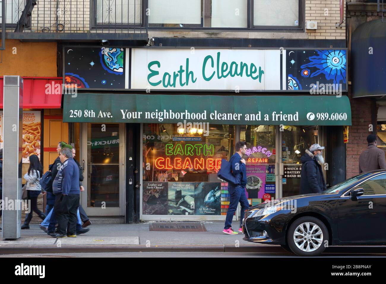 Earth Cleaner, 250 8. Ave, New York. NYC-Schaufensterfoto von einem Reinigungs-, Uhrenreparatur- und Schneiderladen in Manhattans Chelsea-Viertel Stockfoto