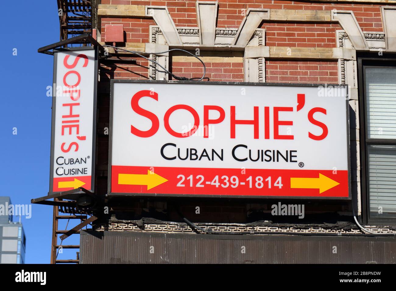Ein Schild mit der kubanischen Küche von Sophie an einer Ecke eines Gebäudes in der Upper East Side von Manhattan, New York, New York, New York. Stockfoto