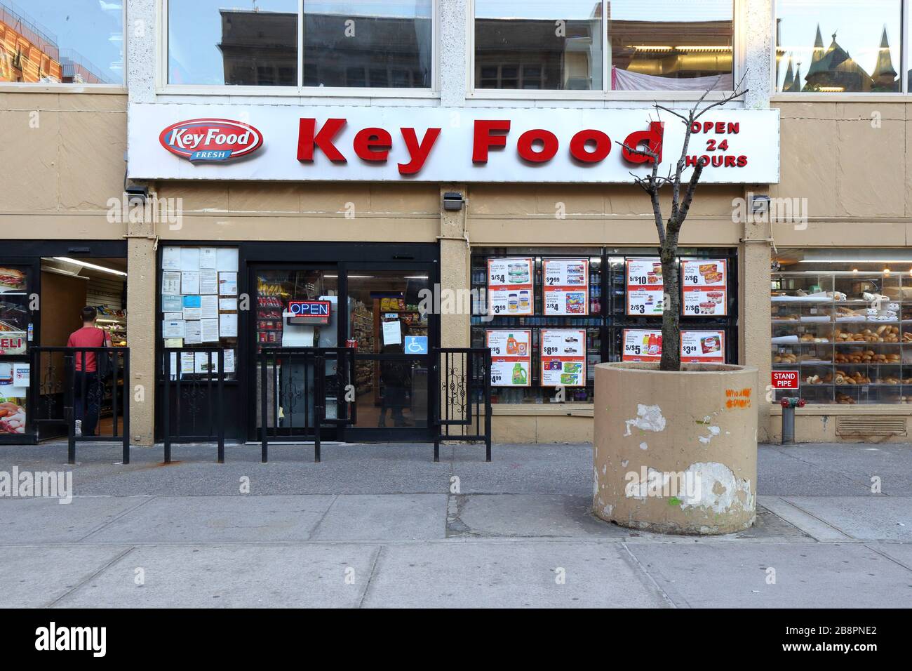 Key Food Supermarkets, 755 Amsterdam Ave, New York. NYC-Schaufensterfoto eines Supermarkts im Viertel Manhattan Valley Stockfoto