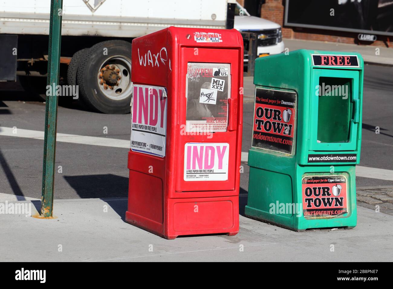 Der Indy oder Indydendent und unsere Stadt. Zwei kostenlose Zeitungen liegen in einer Zeitungsbox in New York City Stockfoto