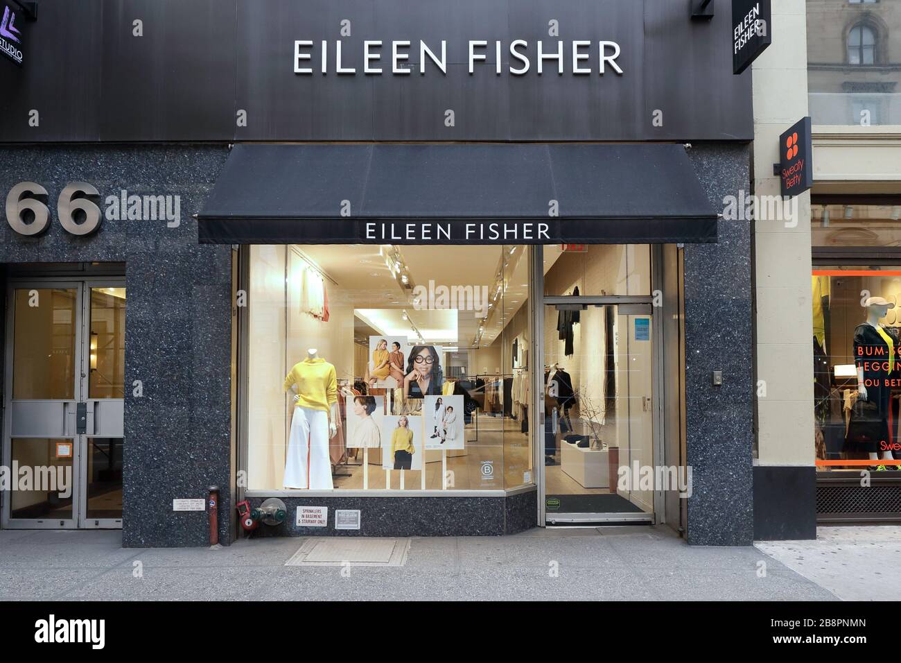 Eileen Fisher, 166 Fifth Avenue, New York. NYC-Schaufensterfoto eines Designer-Bekleidungsladens im Flatiron District von Manhattan. Stockfoto