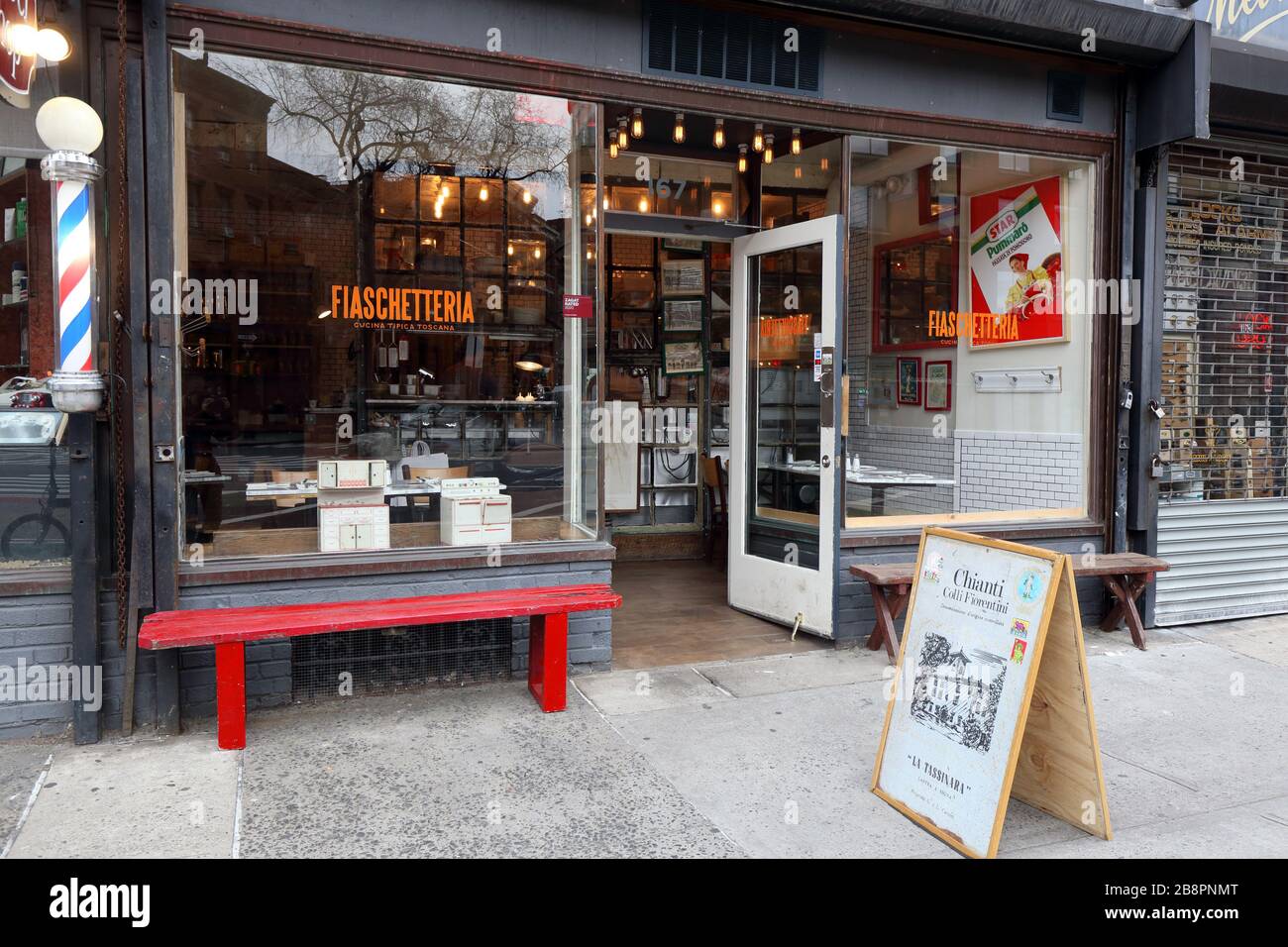 [Historisches Schaufenster] Fiaschetteria 'Pistoia', 167 7. Avenue South, New York, NYC Schaufensterfoto eines toskanischen Cafés in Greenwich Village. Stockfoto
