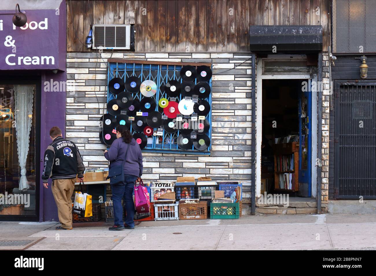 Fifth Avenue Record Shop, 439 5. Ave, Brooklyn, New York. NYC-Schaufensterfoto eines gebrauchten Plattenladens in Park Slope. Stockfoto
