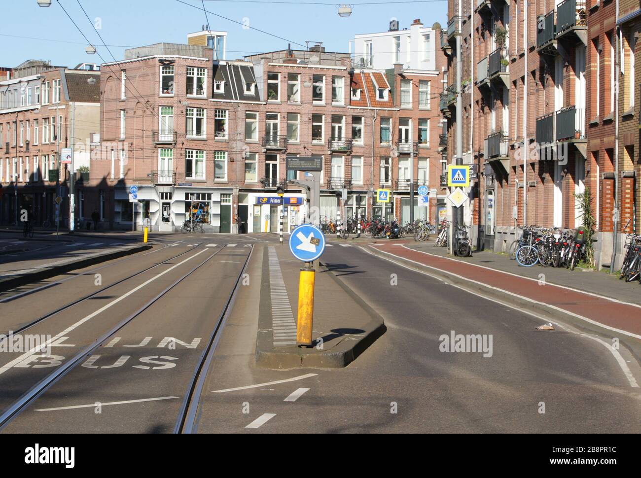 Ein generalview auf der leeren Straße am 22. März 2020 in Amsterdam, Niederlande. Die niederländische Regierung bestellte alle holländischen Schulen, Cafés, Restaurants, Coff Stockfoto