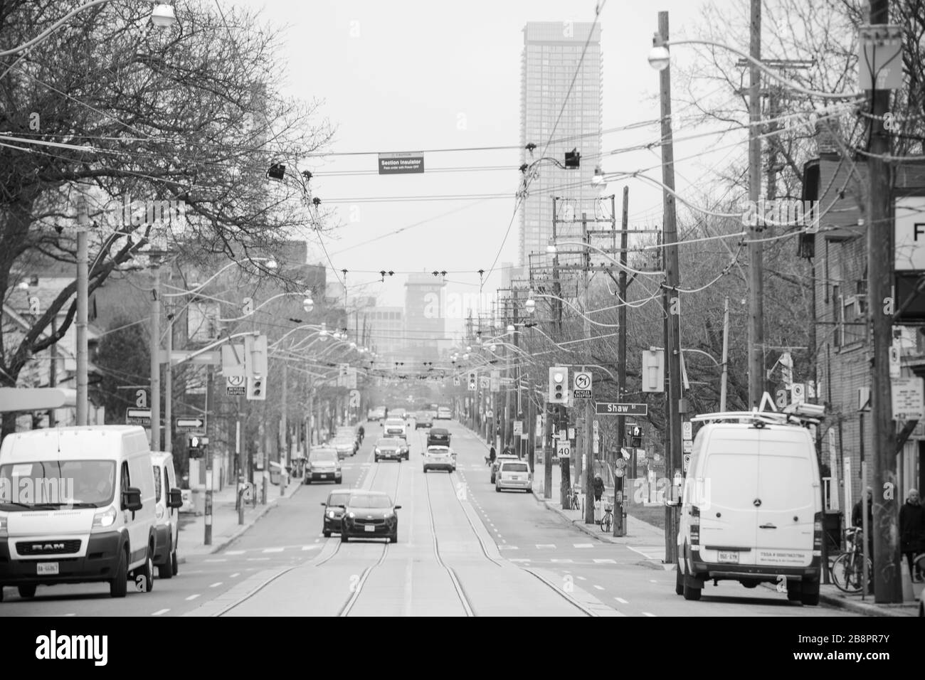 TORONTO, ONTARIO, KANADA - 21. MÄRZ 2020: NORMALERWEISE GESCHÄFTIGE INNENSTADTSTRASSE HAT AUFGRUND EINER CORONA-VIRUSPANDEMIE NUR WENIGE AUTOS. Stockfoto