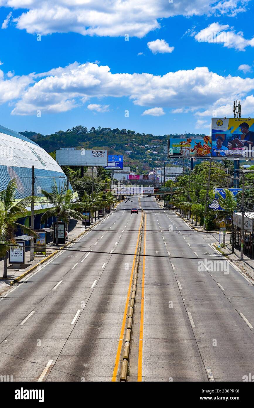 San Salvador, El Salvador. März 2020. Der Präsident von El Salvador Nayib Bukele hat eine permanente Ausgangssperre für 30 Tage gelegt, um eine leere Straße als Ausgangssperre zu betrachten, die es den Menschen erlaubt, nur Lebensmittel oder medizinische Notfälle zu kaufen. Kredit: Camilo Freedman/ZUMA Wire/Alamy Live News Stockfoto