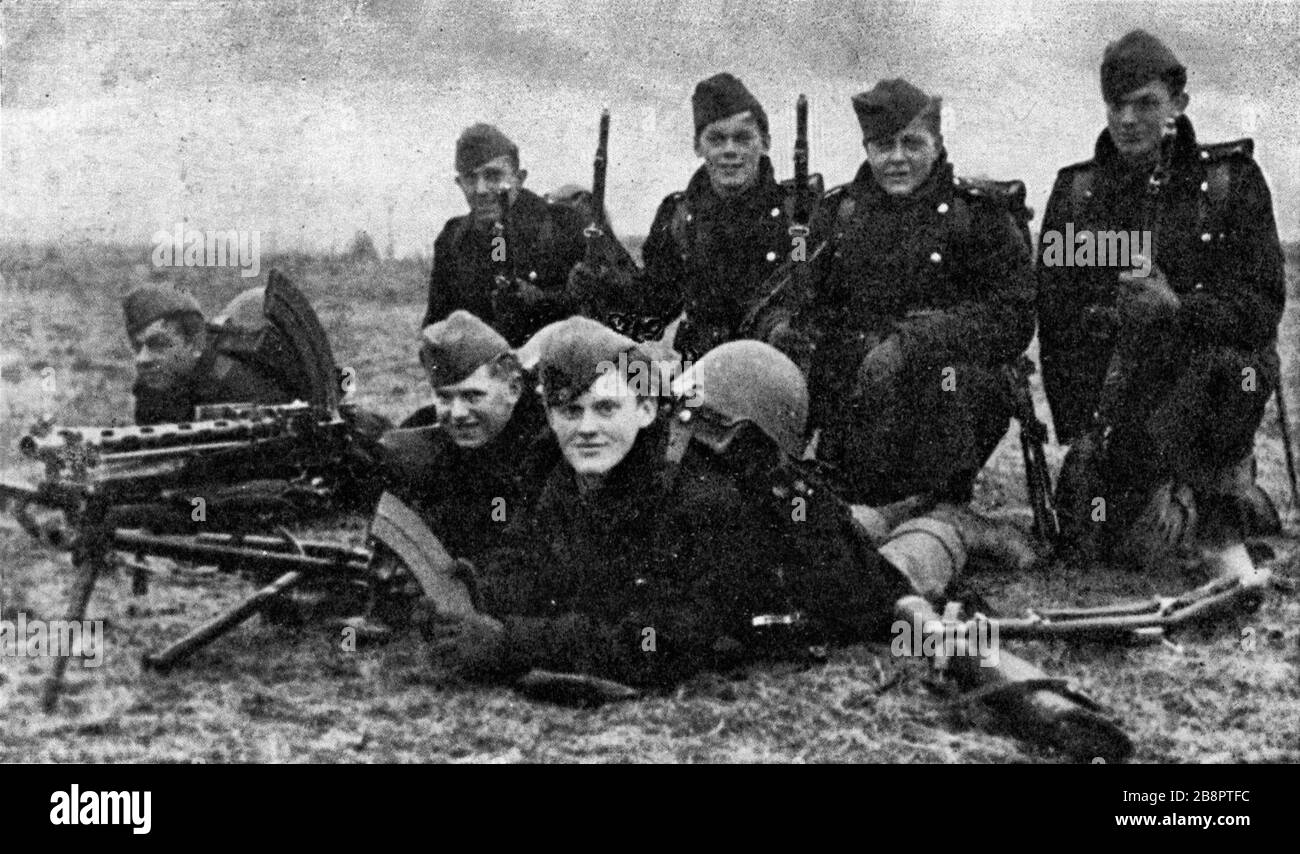 Eine Gruppe dänischer Truppen am Morgen der deutschen Invasion, 9. April 1940, fotografiert in der Nähe von Bredevad in Südjütland. Zwei dieser Männer wurden später an diesem Tag getötet. Stockfoto