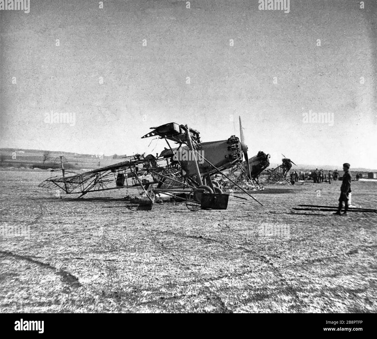 Die dänische Fokker C.VS liegt nach deutschen Luftangriffen in Trümmern bei Vaerlosen. April 1940 Stockfoto