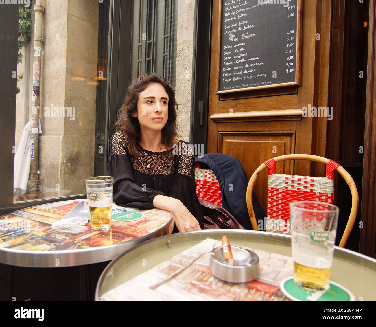 Frau im French Cafe Stockfoto