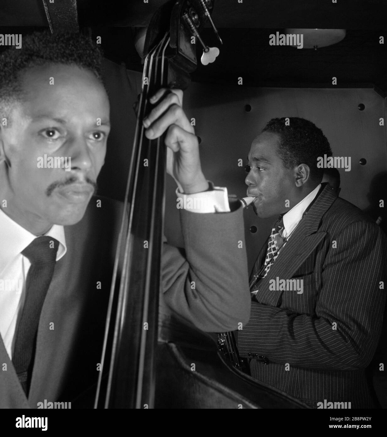 NEW YORK, New York - AUGUST 1947: Der amerikanische Jazzdoppelbassist Tommy Potter (1918-1988), der amerikanische Jazzsaxophonist und Komponist Charlie Parker (1920-1955) und der amerikanische Jazzschlagspieler und Komponist Max Roach (1924-2007) spielen etwa im August 1947 in drei Dueces in New York, New York. Kredit: William Gottliebe / Rock negative / MediaPunch Stockfoto