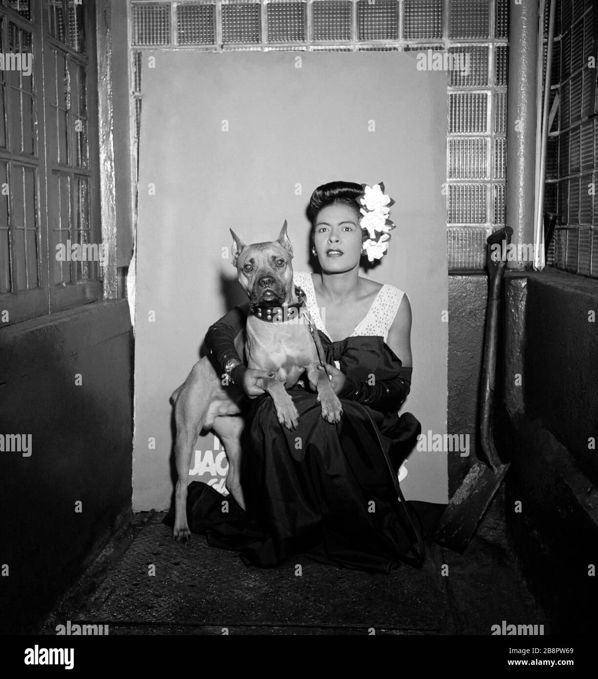 NEW YORK, New York - FEBRUAR 1947: Die amerikanische Jazz-Sängerin Billie Holiday (1915-1959) posiert für ein Porträt mit ihrem Hund Mister um Februar 1947 im Downbeat Club in New York, New York. Kredit: William Gottliebe / Rock negative / MediaPunch Stockfoto