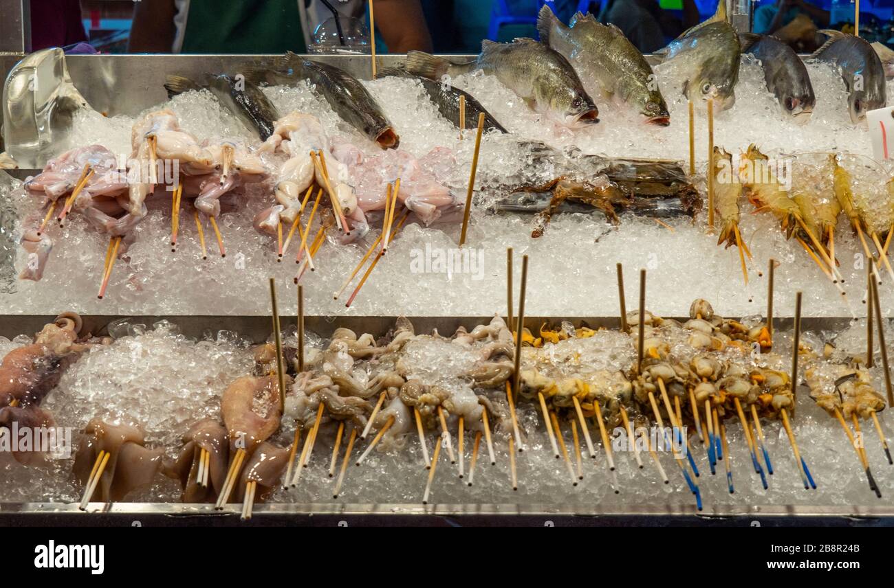 Spieße mit verschiedenen Meeresfrüchten und Froschbeinen auf Eis in einem Restaurant auf Jlan Alor Bukit Bintang Kuala Lumpur Malaysia. Stockfoto