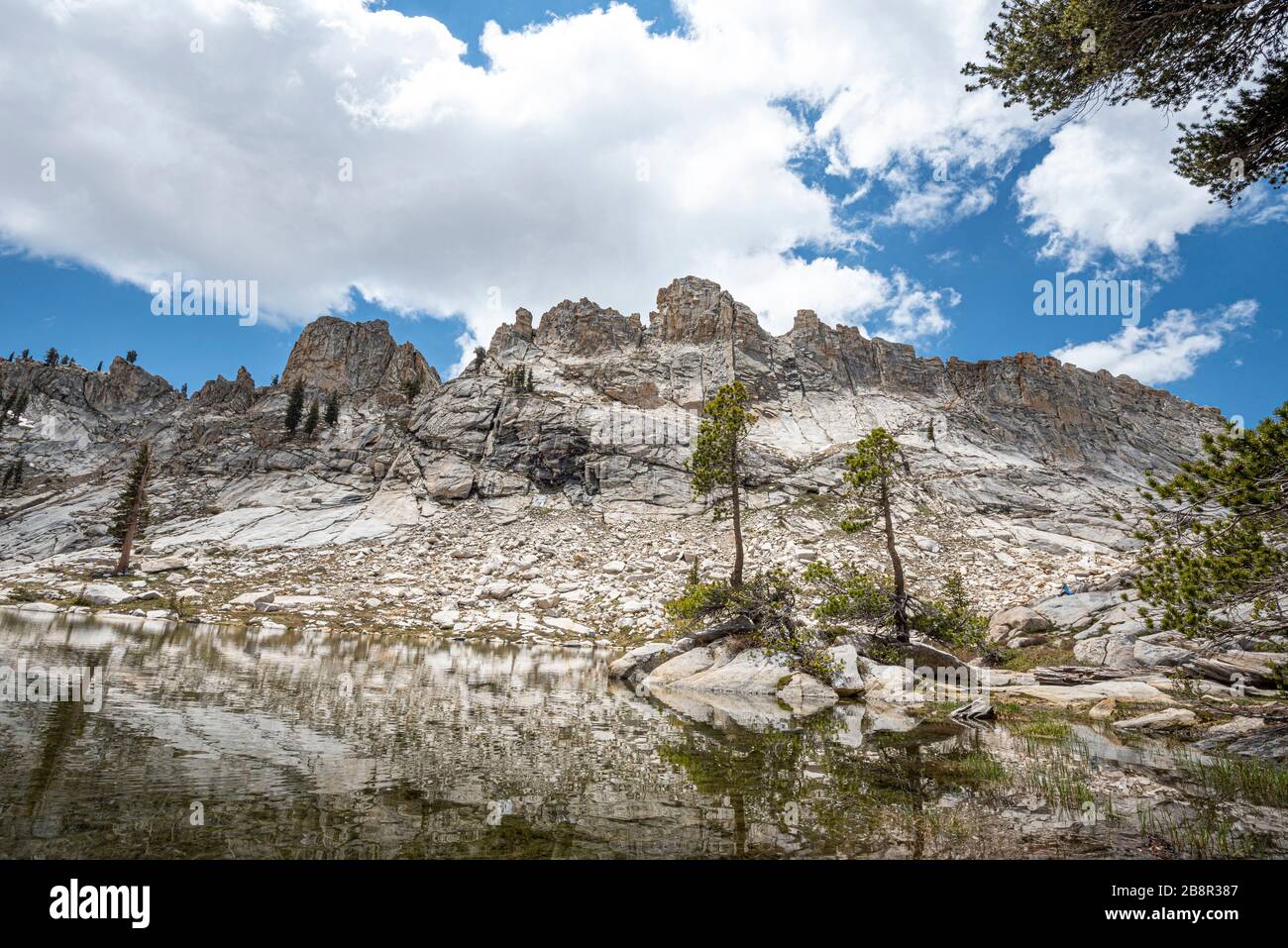 Pear Lake liegt am Fuße des Alta Peak und markiert das Ende des 6.6 Mile Lakes Trail im Sequoia National Park. Stockfoto