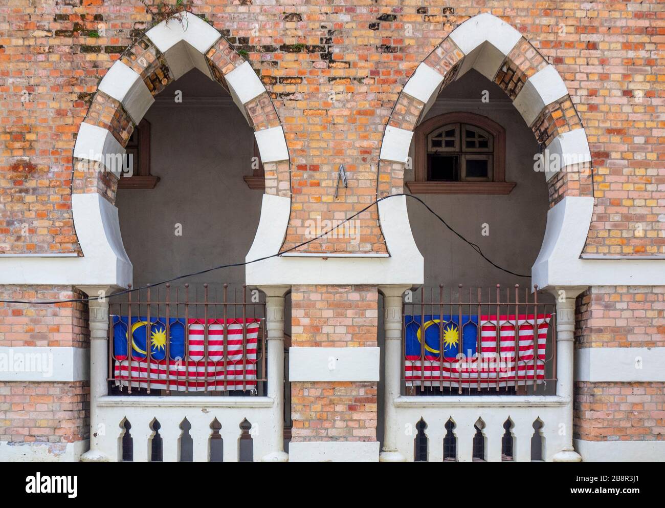 Panggung Bandaraya Old City Hall jetzt ein Theater Veranstaltungsort Kolonialarchitektur mit Mughal verfügt über malaysische Fahnen unter Bögen in Kuala Lumpur Malaysia. Stockfoto