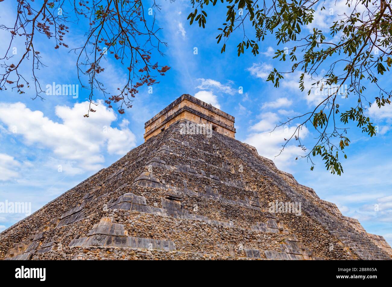 Die Maya-Pyramide von Kukulkan, auch bekannt als El Castillo, in Chichen Itza bei Merida und Cancun, Yucatan-Halbinsel, Mexiko. Stockfoto
