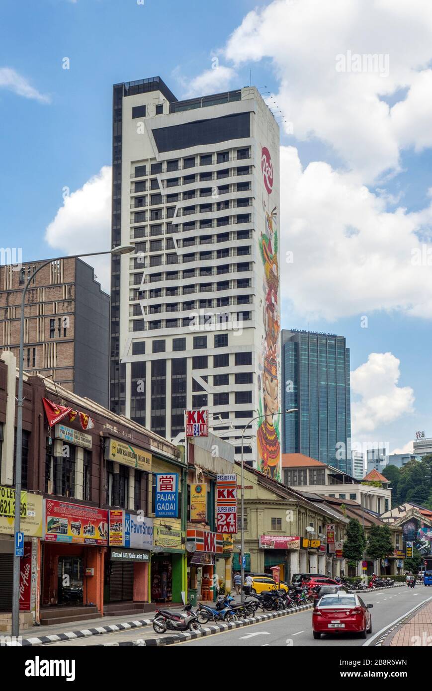 Reihe von Geschäftshäusern auf Jalan Dang Wangi und Hotelturm Red von Sirocco Chow Kit Kuala Lumpur Malaysia. Stockfoto