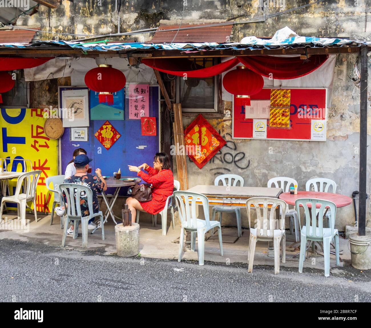 Gäste können im Freien im Langeway Lorong Panggung Chinatown City Centre Kuala Lumpur Malaysia speisen. Stockfoto