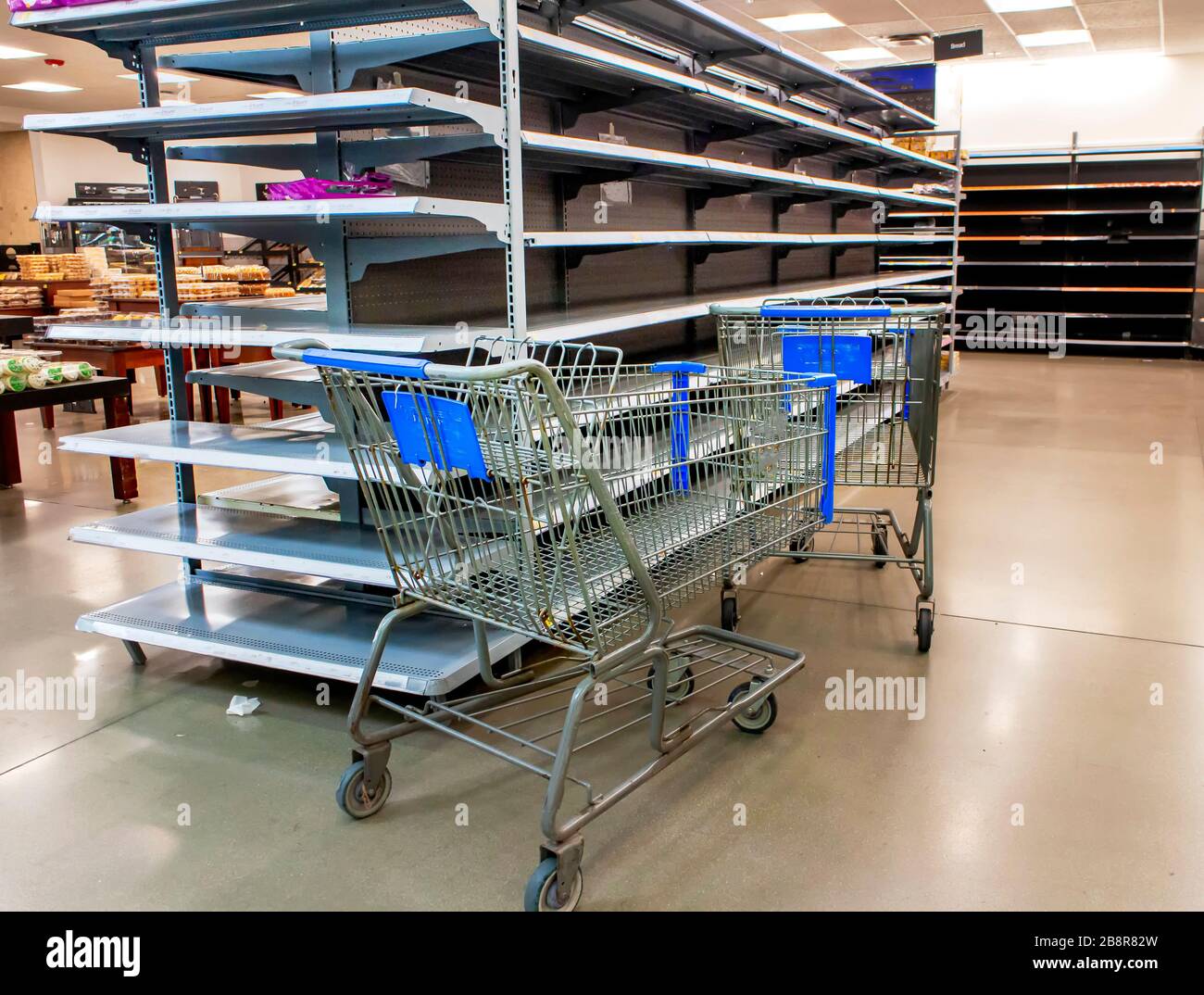 Leere Regale in einem Supermarkt aufgrund der Lagerhaltung während der Coronavirus-Pandemie Stockfoto