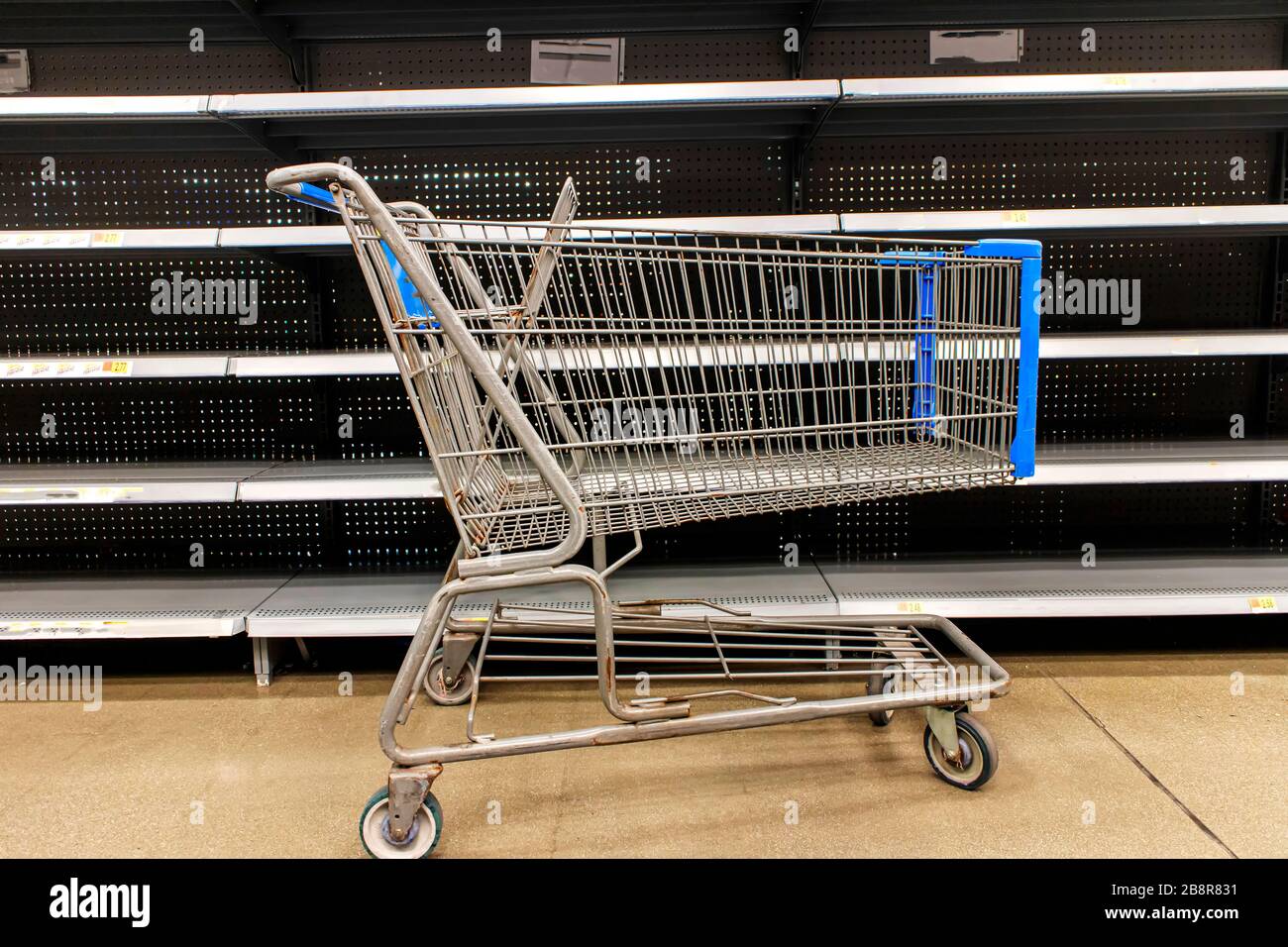 Leere Regale in einem Supermarkt aufgrund der Lagerhaltung während der Coronavirus-Pandemie Stockfoto