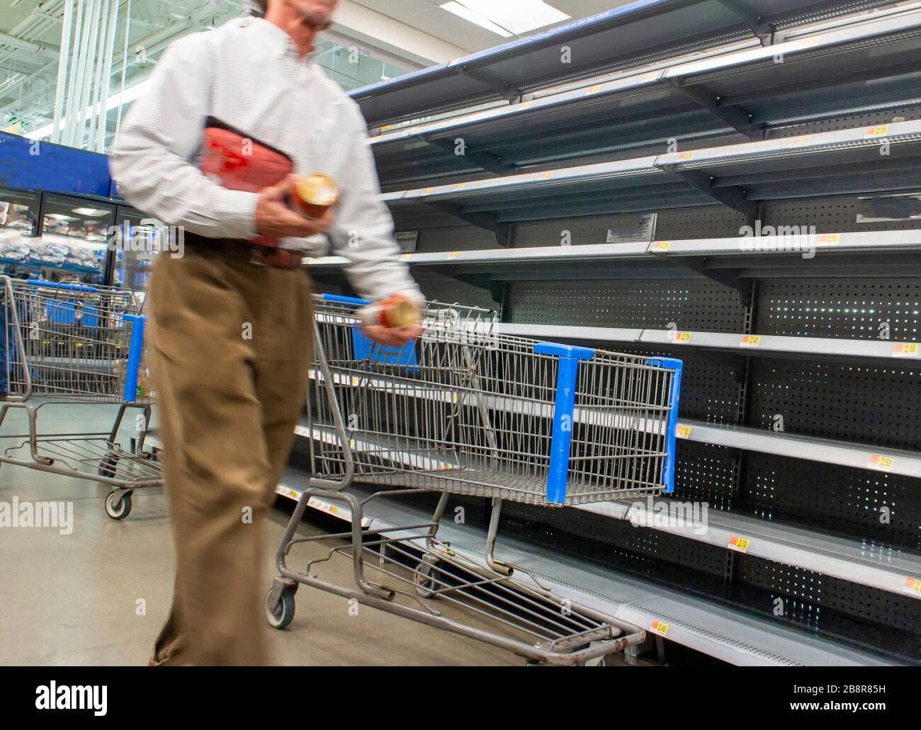 Coronavirus-bezogene Zeichen rationieren Lebensmittel in einem Supermarkt Stockfoto