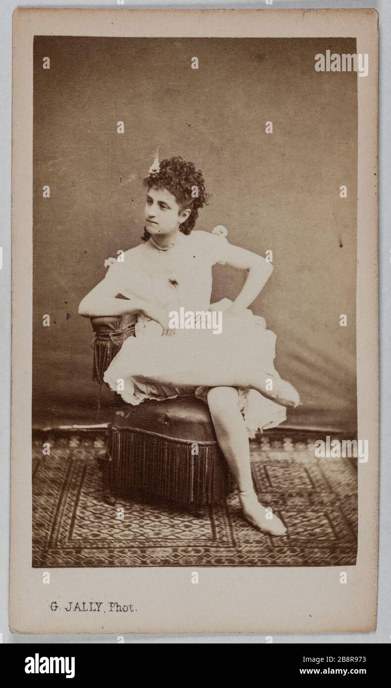 Porträt von Miss Leontine oder Victoria oder Gandin (Tänzerin am Gaiety Theatre) Porträt de Léontine ou Victoria ou Mlle Gandin, danseuse au théâtre de la Gaîté. Photographie de G. Jally. Carte de visite (recto). Tirage sur Papier Albuminé. 1860-1890. Paris, musée Carnavalet. Stockfoto