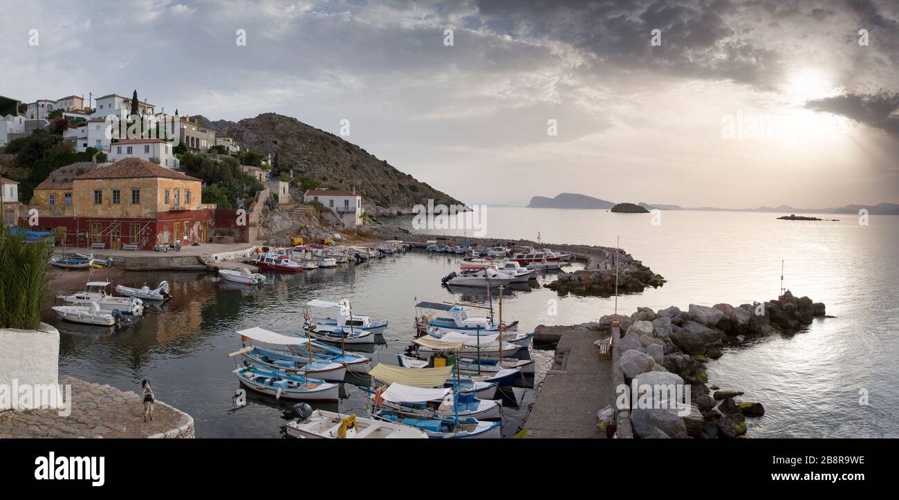 Fischerboote der äischen See, die im Hafen von Kamini, Griechenland, auf der griechischen Insel Hydra, Griechenland, angedockt sind Stockfoto