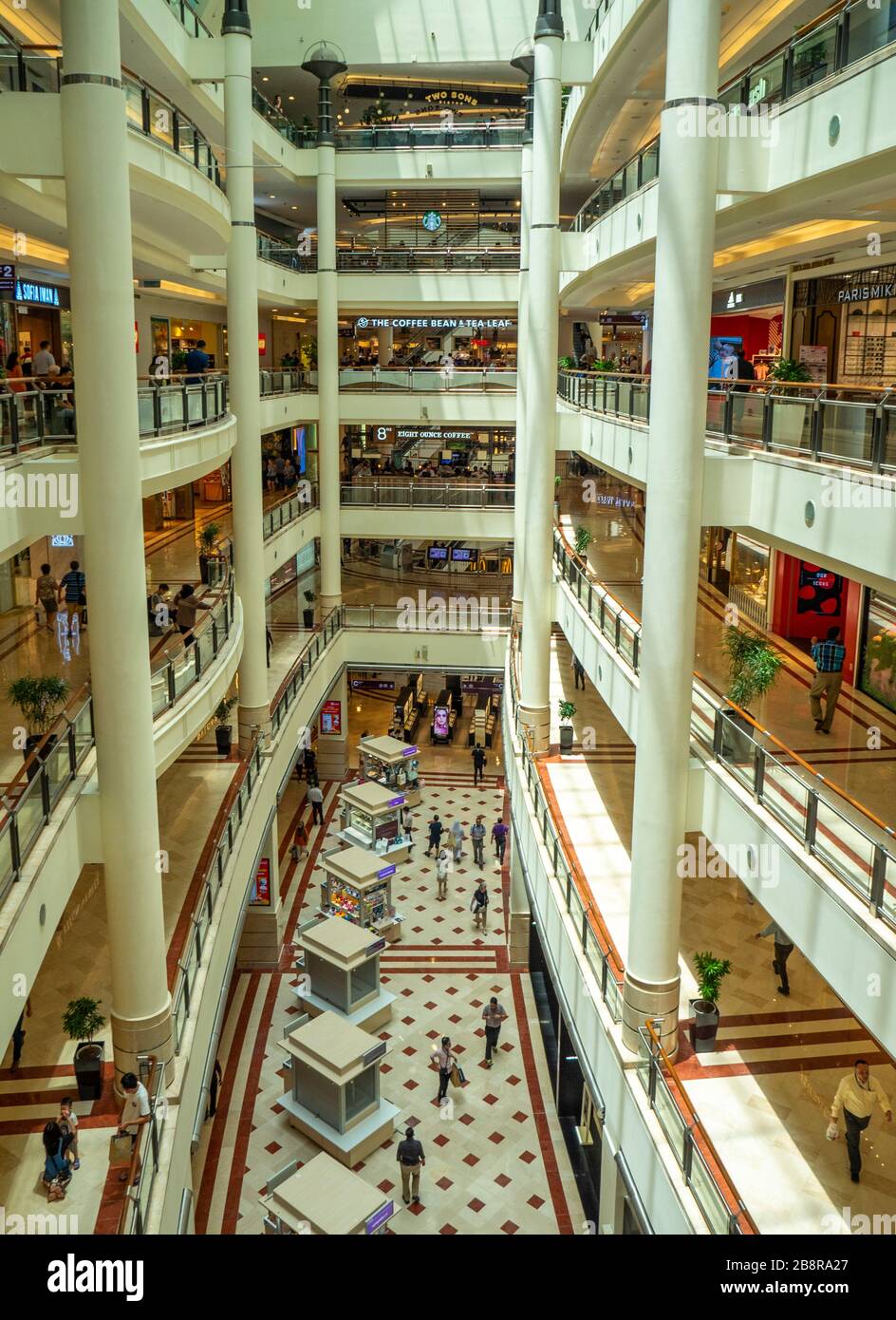Höhlenhaftes Atrium im mehrstufigen Suria KLCC Einkaufszentrum am Fuße der Petronas Twin Towers Kuala Lumpur Malaysia. Stockfoto