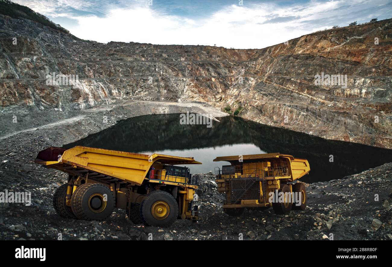 Gelbe Dump Truck laden mineralien Kupfer, Silber, Gold und andere im Bergbau Steinbruch. Stockfoto