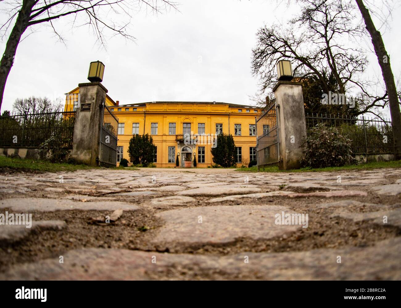 Kremmen, Deutschland. März 2020. Das Schloss Ziethen liegt in einer parkähnlichen Umgebung und ist ein beliebtes Ausflugsziel. Kredit: Paul Zinken / dpa-Zentralbild / ZB / dpa / Alamy Live News Stockfoto