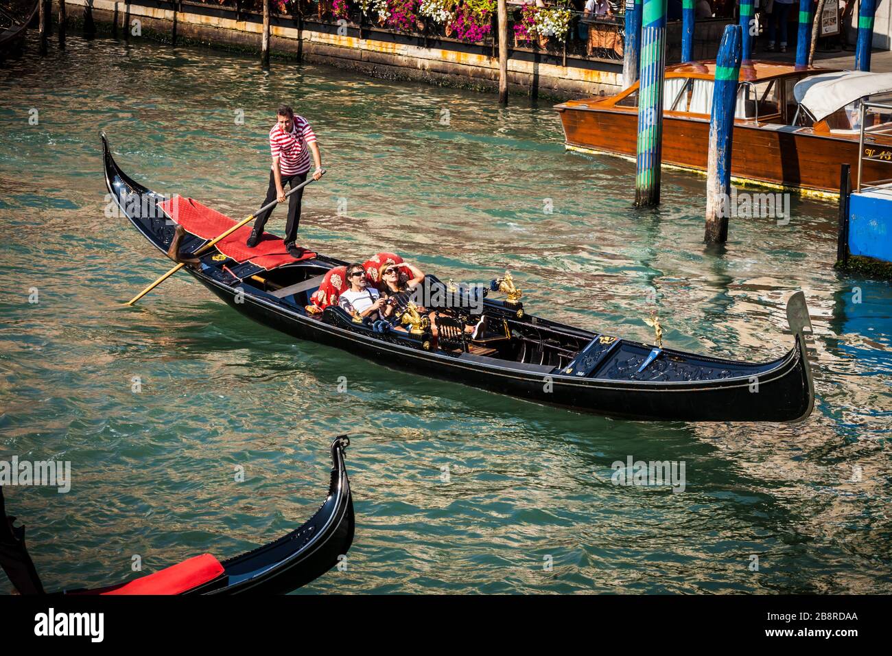 Godola-Fahrer auf dem Canal Grande, Venedig, Italien. Stockfoto