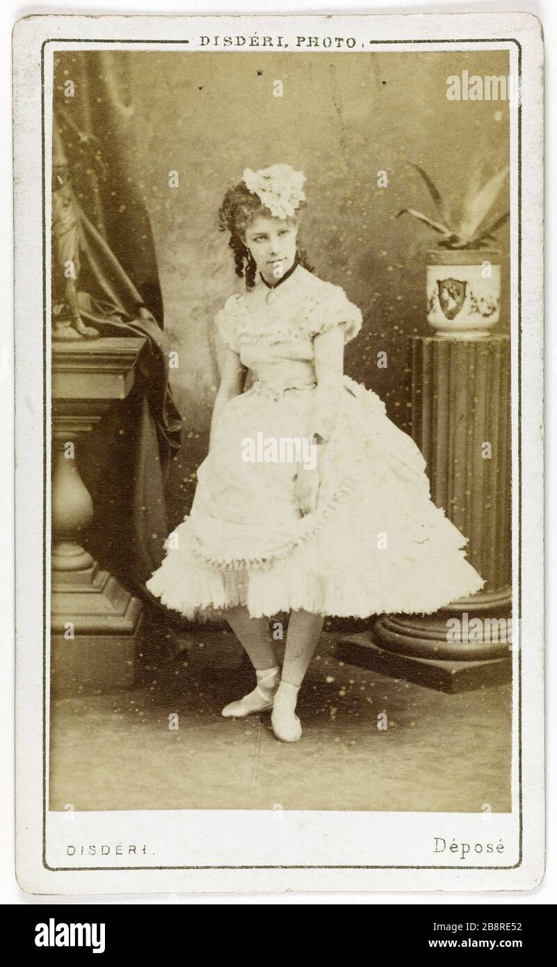 Porträt von Alice Marot (ca. 1855-), Schauspielerin am Marigny-Theater Follies im Jahr 1875 und Théâtre du Palais Royal im Jahr 1878. Disdéri. Portrait d'Alice Marot (V. Théâtre de Théâtre de Folies Marigny en 1875 et au du Palais Royal en 1878. Carte de visite (recto). Tirage sur Papier Albuminé. 1860-1890. Paris, musée Carnavalet. Stockfoto