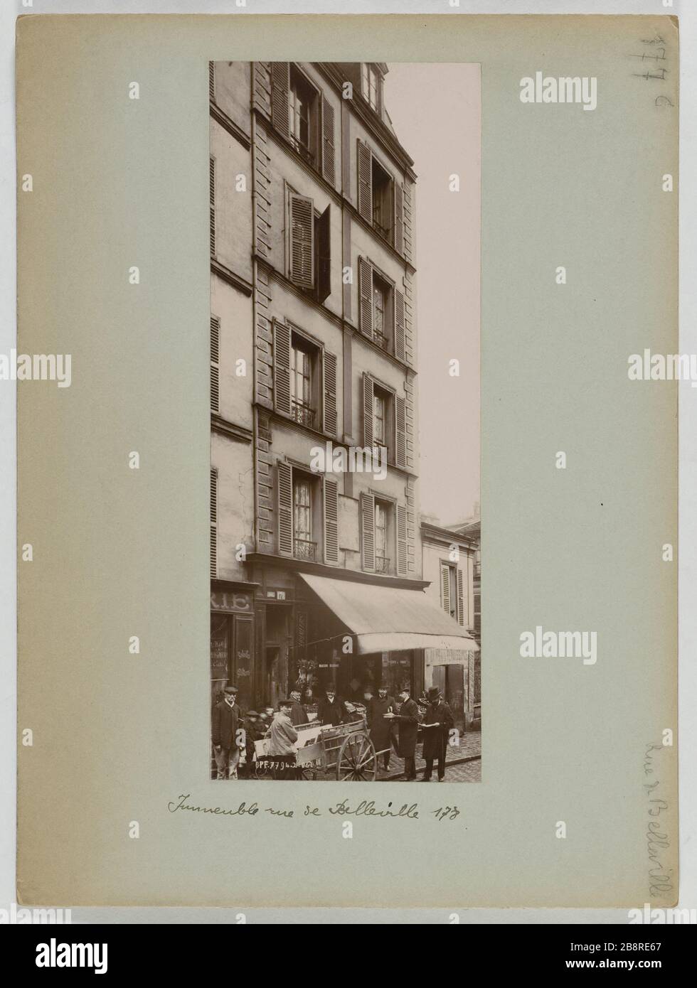 GEBÄUDE, 178 BELLEVILLE STRASSE, 20. BEZIRK, PARIS Immeuble, 178 rue de Belleville. Paris (XXème arr.), 1906 (février). Union Photographique Française. Paris, musée Carnavalet. Stockfoto