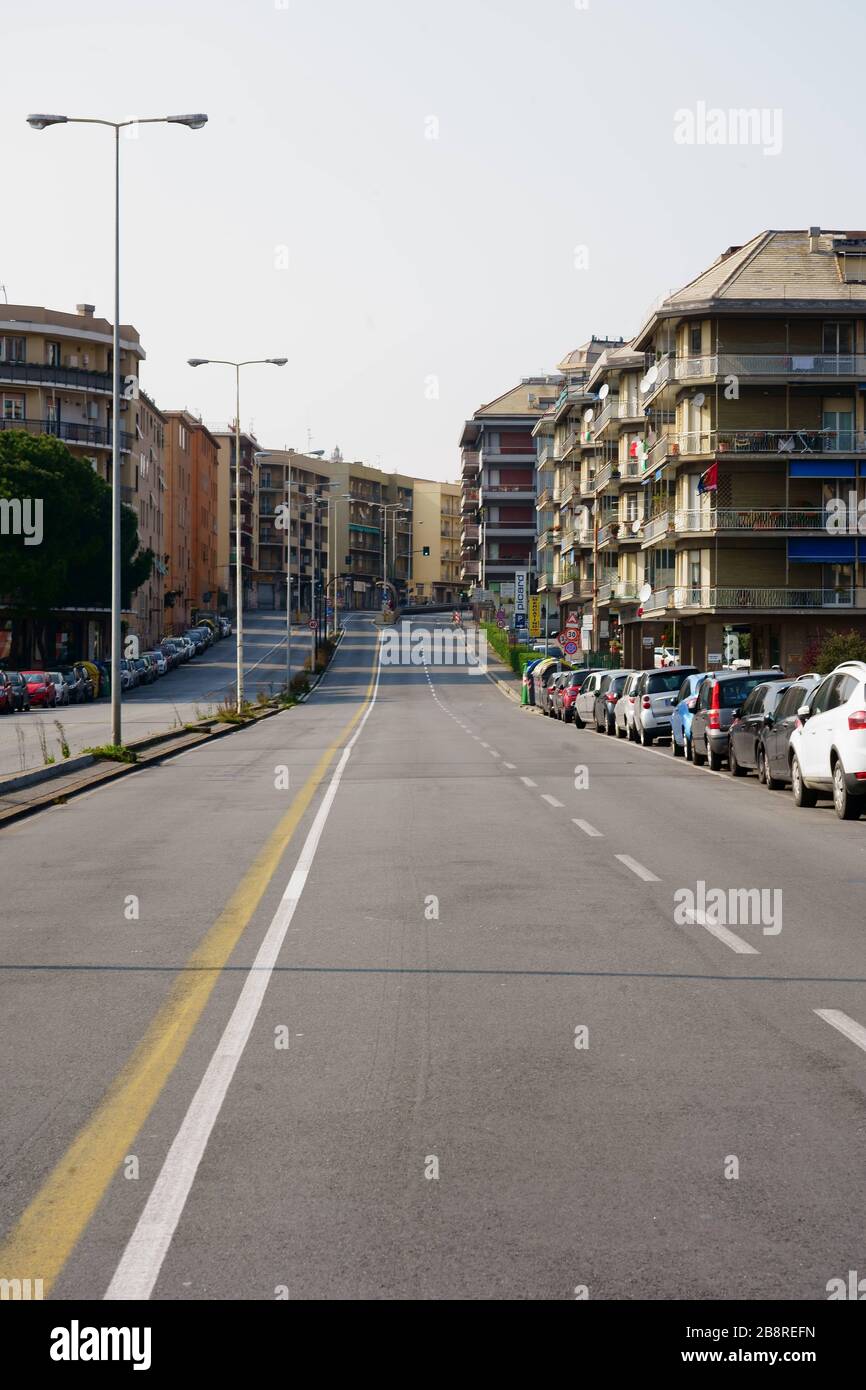 Genua, Italien. 22. März 2020. Blick auf den Corso Europa leer, wenige Kilometer vom Zentrum Genuas entfernt, die verlassene Stadt nach der Genehmigung des italienischen Regierungsdekrets. Die neuen Richtlinien der italienischen Regierung sind in Kraft getreten zu einer neuen Pressemitteilung, die am 23. März bis 3. April begann, um die Zusammenkünfte von Menschen zu vermeiden und daher zu versuchen, die Ansteckung des COVID-19-Virus einzudämmen. Kredit: ALEJANDRO SALA/Alamy Live News Stockfoto