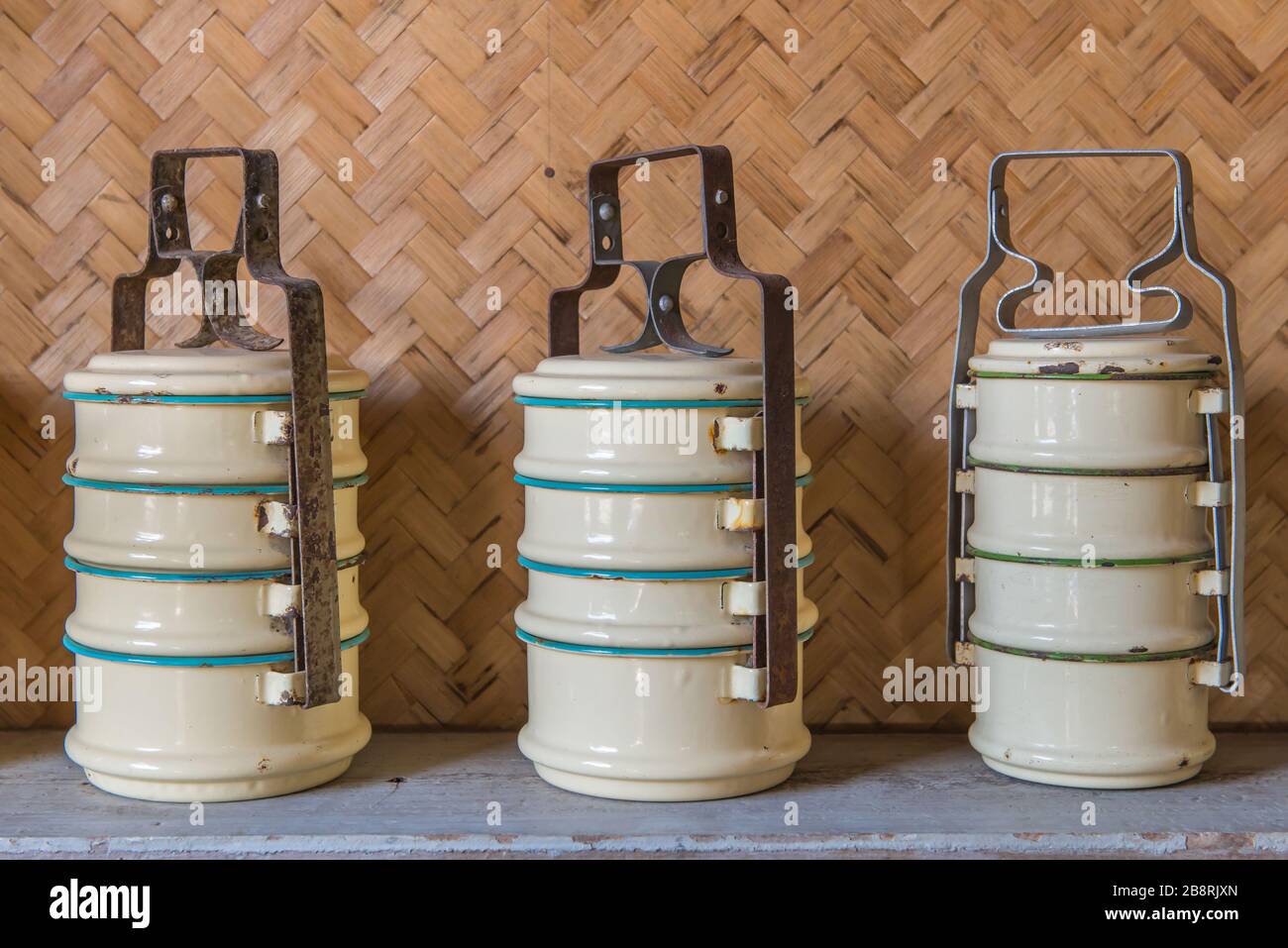 Drei von tiffin Carrier Ware, Food Boxen. Stockfoto