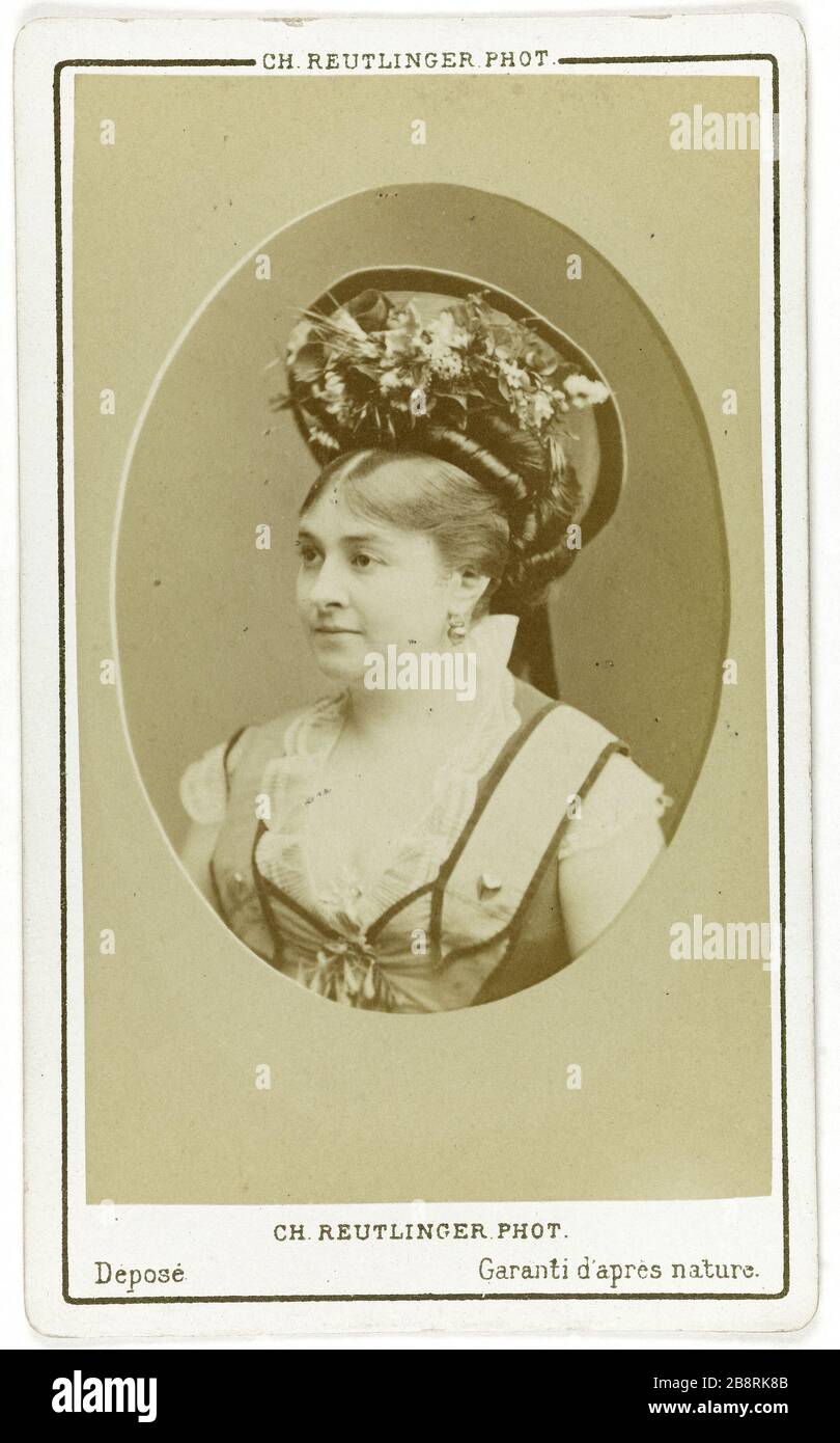 Porträt von Céline Montaland (1843-1891), Theaterschauspielerin, die einen Blumenhut trägt. Portrait de Céline Montaland (1843-1891), actrice de théâtre, portant un chapeau de fleurs. Carte de visite (recto). Tirage sur Papier Albuminé. 1860-1890. Photographie de Charles Reutlinger (1816-1880). Paris, musée Carnavalet. Stockfoto