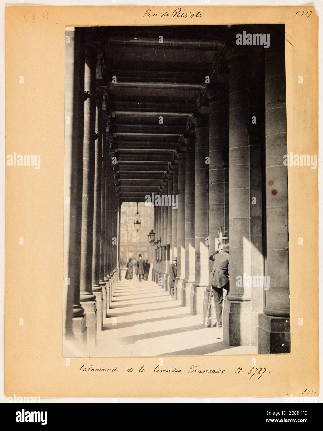 Rivoli Street. / Colonnade der französischen Comedy CL. 5727. Kolonnade des französischen Theaters, Rue de Rivoli, 1. Bezirk, Paris 'Colonnade du Théâtre-Français (Comédie-Française), rue de Rivoli, Paris (Ier arr.)'. Photographie d'Hippolyte Blancard (1843-1924), vers 1890. Paris, musée Carnavalet. Stockfoto