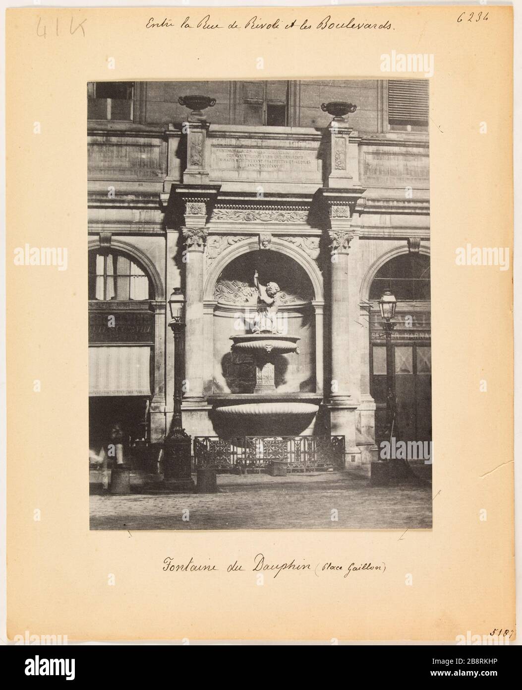 Zwischen der Rue de Rivoli und dem Boulevard/Fountain Dauphin (Place Gaillon). Delfinbrunnen, Place Gaillon, 2. Bezirk, Paris 'Fontaine du Dauphin, Place Gaillon, Paris (IIème arr.)'. Photographie d'Hippolyte Blancard (1843-1924), vers 1890. Paris, musée Carnavalet. Stockfoto