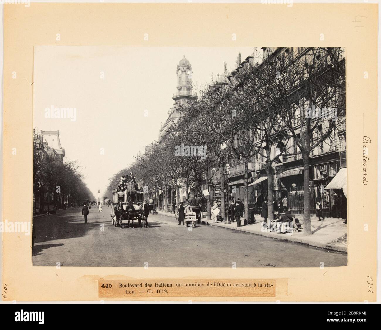 Boulevards / 440 Boulevard Italiener, ein Bus, der zum Odeon kommt. Kl. 1019 Omnibus de l'Odéon Ankunft am Bahnhof, Paris 'Boulevard des Italiens, un Omnibus de l'Odéon arrivant à la Station, Paris (II-IXème arr.)'. Photographie d'Hippolyte Blancard (1843-1924), vers 1890. Paris, musée Carnavalet. Stockfoto