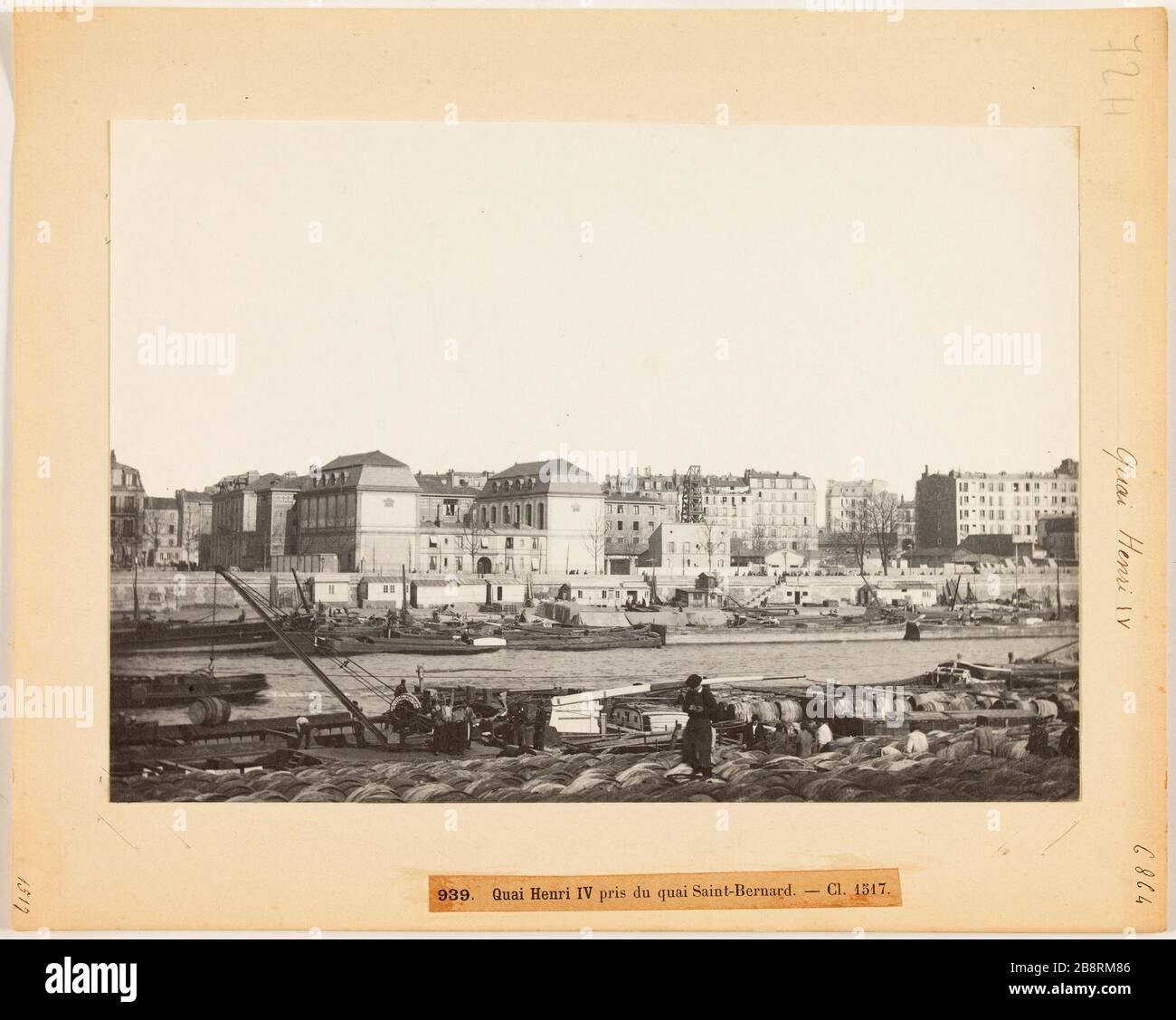 Quai Henri IV / 939 Quai Henri IV nahm den Quai Saint Bernard. - Kl. 1517. Henri Dock Boat IV, 4. Bezirk, Paris 'Bateaux du quai Henri IV, Paris (IVème arr.)'. Photographie d'Hippolyte Blancard (1843-1924), vers 1890. Paris, musée Carnavalet. Stockfoto