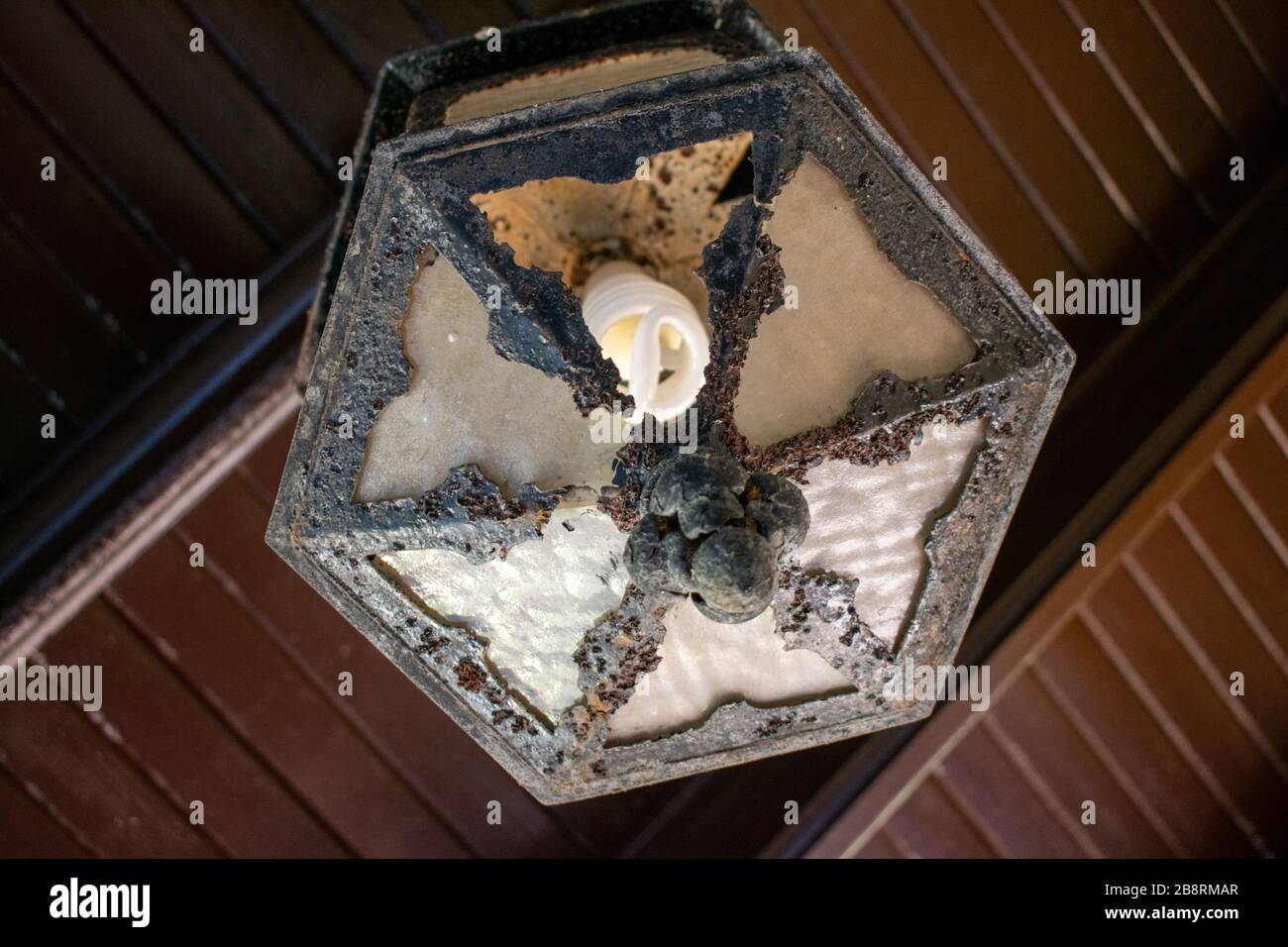 Blick auf eine antike, kaputte, hängende Licht-Fixture im Elkins Estate Stockfoto