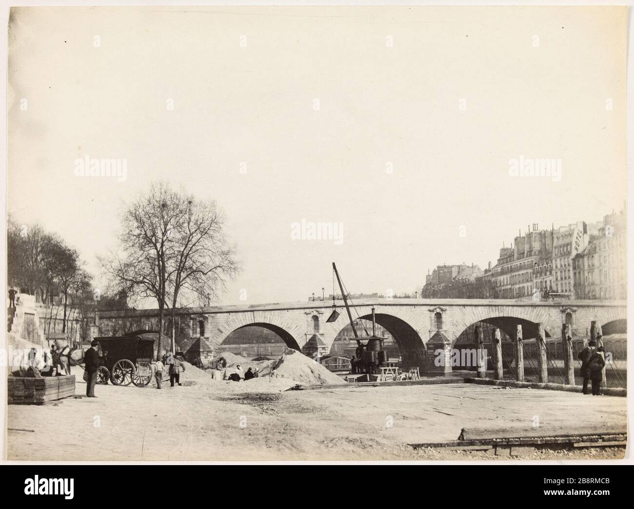 Der Pont Marie/ein Kran in der Mitte auf dem ersten Plan. Werft am Fuß der Brücke Marie, 4. Bezirk, Paris 'Chantier au pied du Pont Marie, Paris (IVème arr.)'. Photographie d'Hippolyte Blancard (1843-1924), vers 1890. Paris, musée Carnavalet. Stockfoto