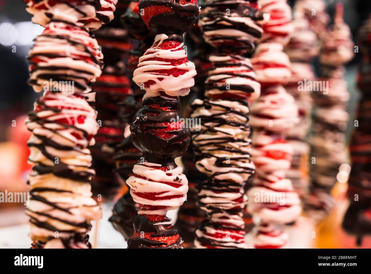 Ein süßer Dessert-Snack aus Erdbeere mit Schokolade am Bauernmarkt-Stall. Stockfoto