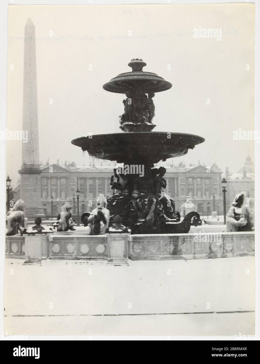 Ein Brunnen, umhüllte Eisstatuen, ließ der Obelisk zurück. Der Brunnen der Flüsse, die mit dem Obelisken im Hintergrund bedeckt sind, Place de la Concorde, 8. Bezirk, Paris 'La fontaine des Fleuves recouvte de glace avec l'Obélisque au Fond, Place de la Concorde, Paris (VIIIème arr.)'. Photographie d'Hippolyte Blancard (1843-1924). 14 Juillet von 1888-3. Paris, musée Carnavalet. Stockfoto