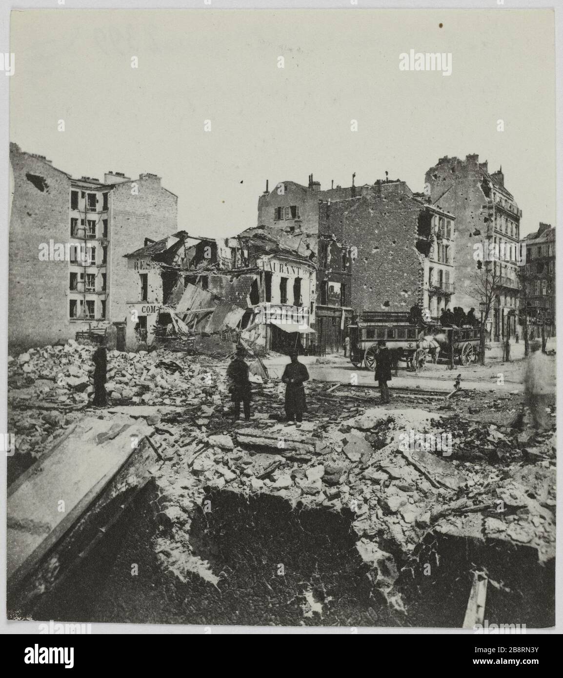 Avenue der Armee GDE / vom Berg Valerian beschossen. Avenue de la Grande Armée bombardiert durch die Pariser Verwaltungsgebiete "Mont-Valerien", 16. Und 17. La Commune de Paris. Avenue de la Grande-Armée bombardée par le mont Valérien. Paris (XVIème et XVIIème arr.). Photographie d'Hippolyte Blancard (1843-1924). Tirage au platine (recto). 1870-1871. Paris, musée Carnavalet. Stockfoto