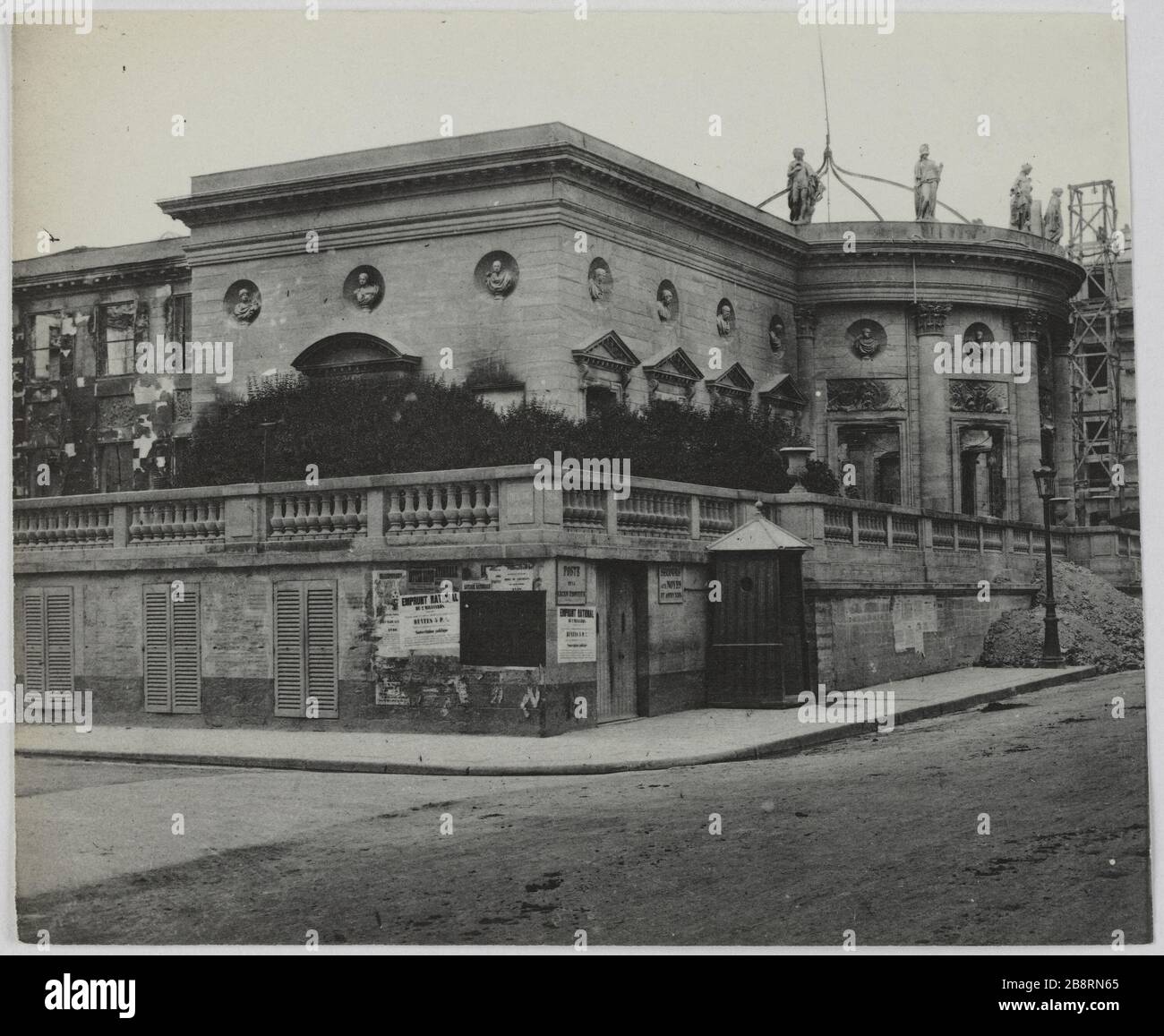 Palast der Ehrenlegion. Palast der Ehrenlegion, 7. Bezirk, Paris La Commune de Paris. Palais de la Légion d'honeur. Paris (VIIème arr.). Photographie d'Hippolyte Blancard (1843-1924). Tirage au platine (recto). 1870-1871. Paris, musée Carnavalet. Stockfoto