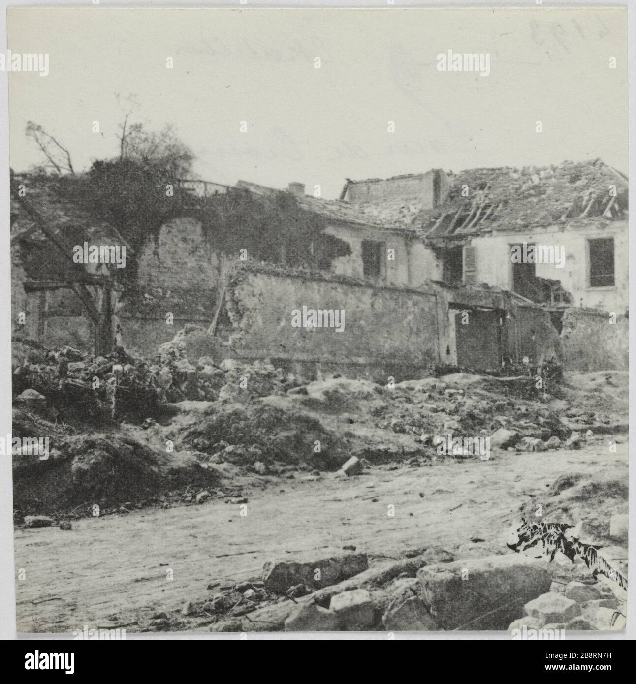 Châtillon / Turm crouy. Tour de Crouy, preussische Batterien und Häuser, die vom französischen Feuer, Chatillon, bombardiert wurden. La Commune de Paris. Tour de Crouy, Batteries prussiennes et maisons bombardées par les tirs français. Châtillon (Hauts-de-seine). Photographie d'Hippolyte Blancard (1843-1924). Tirage au platine (recto). 1870-1871. Paris, musée Carnavalet. Stockfoto