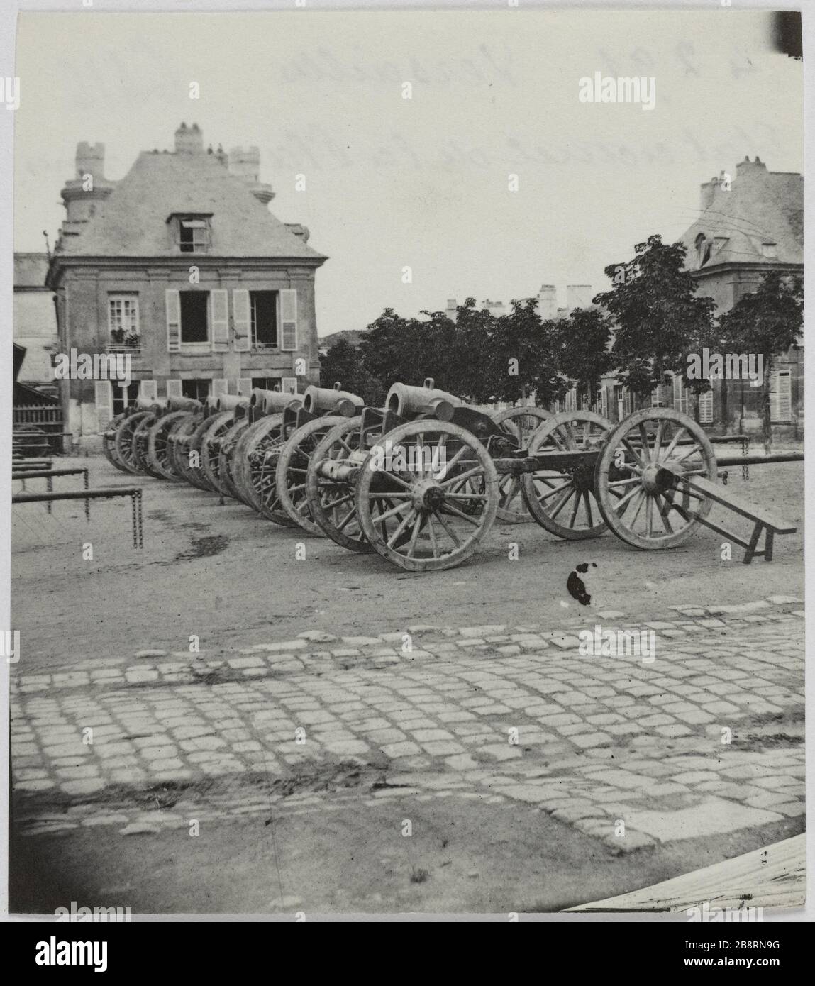 Versailles / aktueller Zustand des Place d'Armes. Aktueller Zustand des Place d'Armes, Versailles. La Commune de Paris. Etat actuel de la Place d'Armes. Versailles (Yvelines). Photographie d'Hippolyte Blancard (1843-1924). Tirage au platine (recto). 1870-1871. Paris, musée Carnavalet. Stockfoto