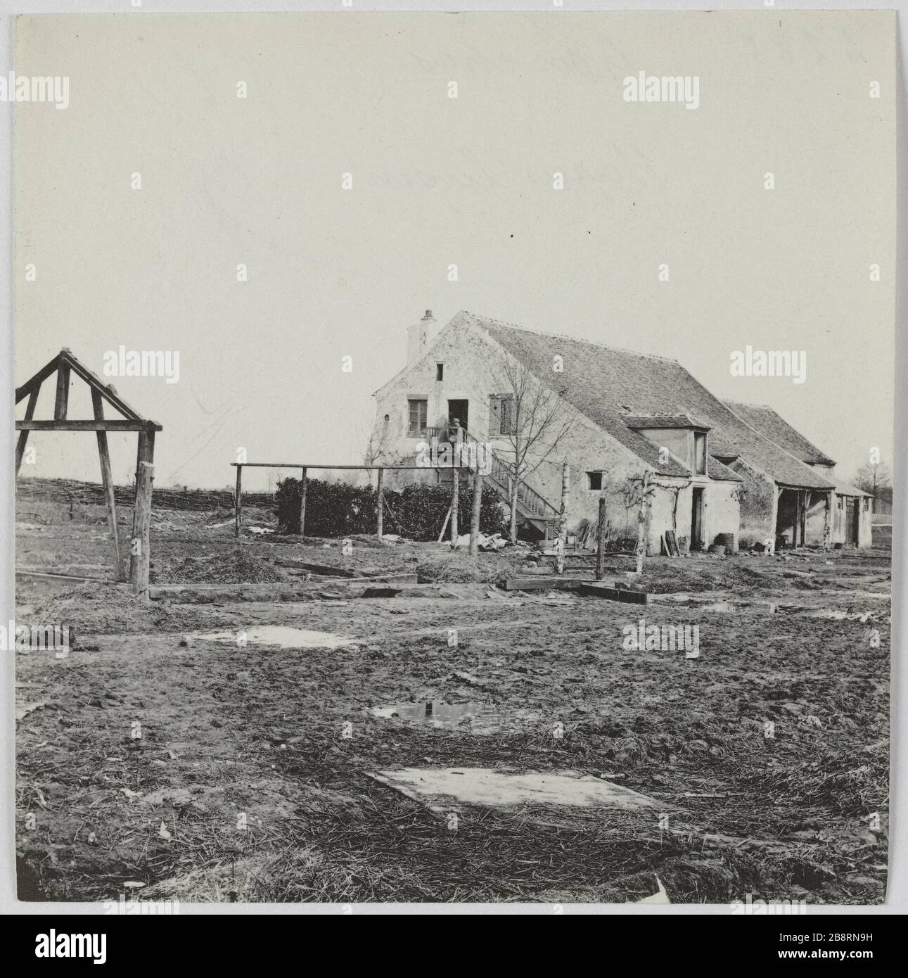 Garches/Haras Lupin. Haras Lupin, Garches. La Commune de Paris. Haras Lupin. Garches (Hauts-de-seine). Photographie d'Hippolyte Blancard (1843-1924). Tirage au platine (recto). 1870-1871. Paris, musée Carnavalet. Stockfoto