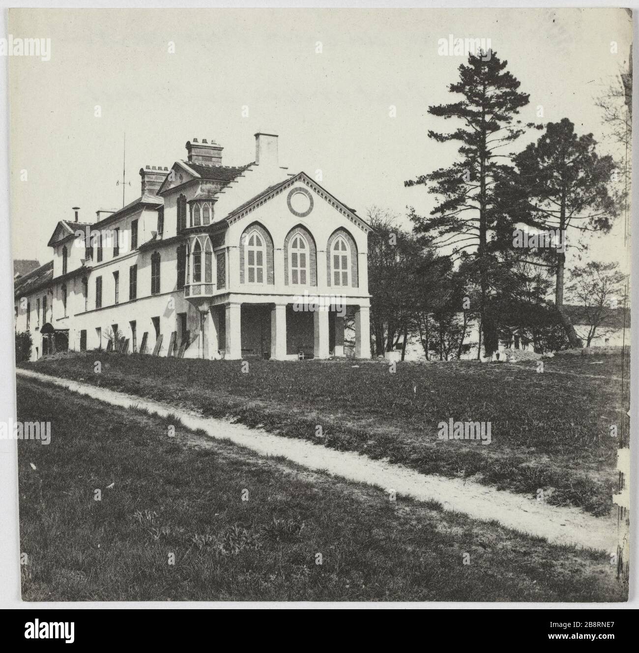 Schloss von Baron Roger North / Generalstab in Chenet. Mitarbeiter auf dem Schloss von Baron Édouard-Léon Roger North, The Chenay. La Commune de Paris. Etat-Major établi au château du baron Édouard-Léon Roger du Nord. Le Chesnay (Yvelines). Photographie d'Hippolyte Blancard (1843-1924). Tirage au platine (recto). 1870-1871. Paris, musée Carnavalet. Stockfoto